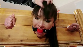 Play Nataly Gold - Extreme Caning