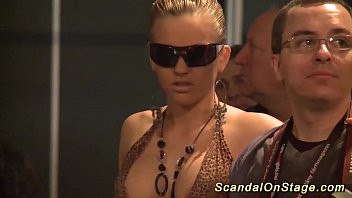Play Extreme babe squirt on public stage