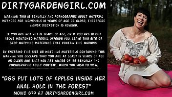Play Dirtygardengirl put lots of apples inside her anal hole in the forest