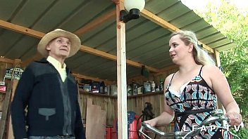 Play Jolie petite cochonne aux gros seins et au gros cul prise dans un trio avec papy