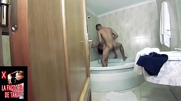 Play Parejita relajándose y follando en el jacuzzi. Peliroja hace garganta profunda